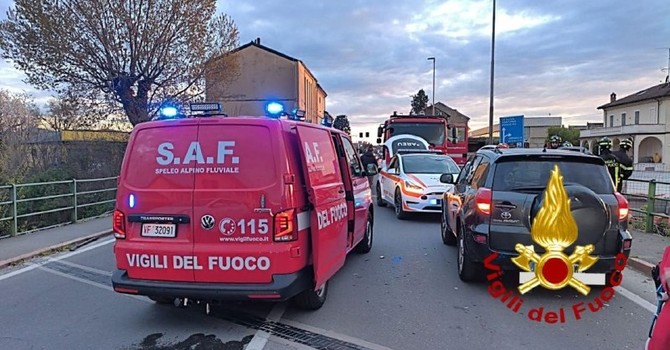 Casteggio, cade con l'auto nel torrente Coppa. Conducente soccorso dai Vigili del fuoco