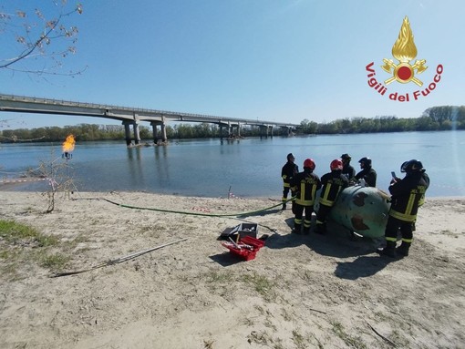 Broni: i Vigili del fuoco bonificano un serbatoio di GPL sull'argine del Po