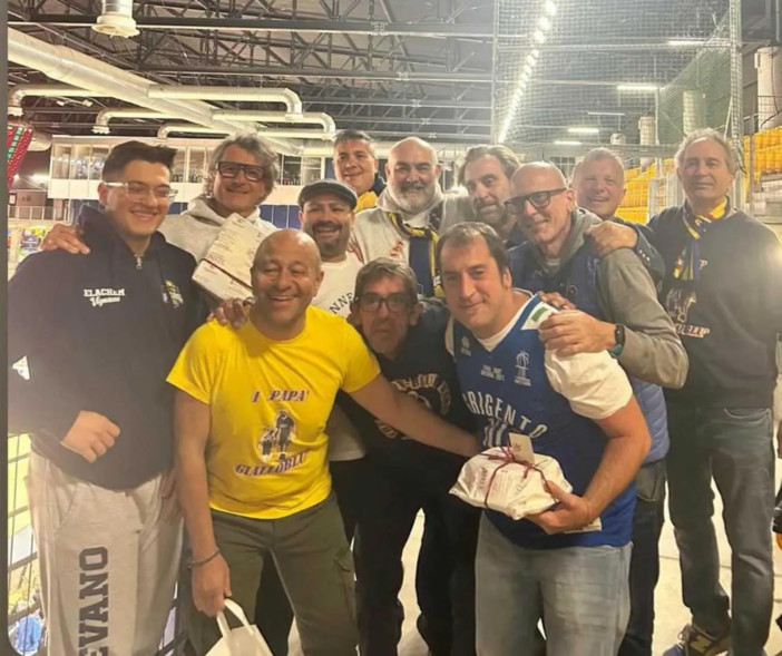 Basket serie B, quando vince il tifo: appassionati vigevanese e agrigentini insieme all'insegna del rispetto Basket serie B, quando vince il tifo: appassionati vigevanese e agrigentini insieme all'insegna del rispetto