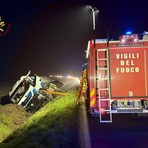 Albuzzano: tir esce di strada e si ribalta su una fiancata, 65enne trasportato in ospedale