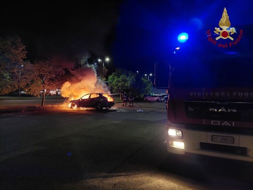 Pavia: incendio divora un'auto, i Vigili del fuoco domano le fiamme e bonificano l'area
