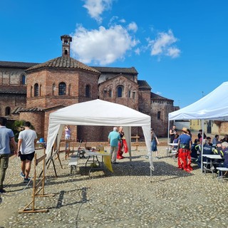 Lomello, grande successo per la camminata intorno alla basilica di Santa Maria Maggiore. Percorsi 2mila chilometri in 24 ore
