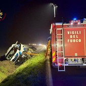 Albuzzano: tir esce di strada e si ribalta su una fiancata, 65enne trasportato in ospedale