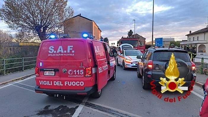 Casteggio, cade con l'auto nel torrente Coppa. Conducente soccorso dai Vigili del fuoco