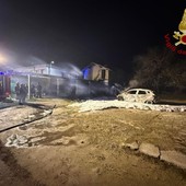 Sannazzaro: incendio coinvolge due auto, sul posto i Vigili del fuoco Sannazzaro: incendio coinvolge due auto, sul posto i Vigili del fuoco