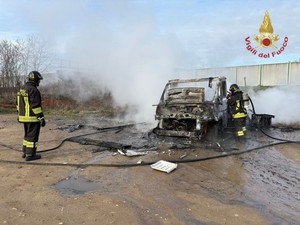 Pavia: camper in fiamme in strada Campeggi, i Vigili del fuoco domano l'incendio in poco tempo