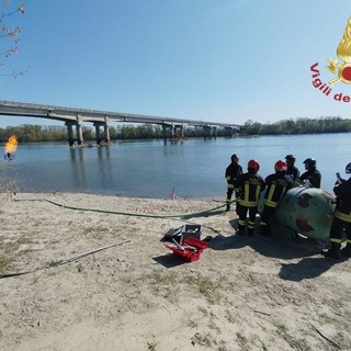 Broni: i Vigili del fuoco bonificano un serbatoio di GPL sull'argine del Po