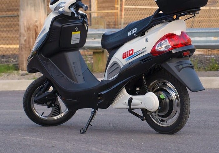 Abbiategrasso, causano incidente in sella a motorino rubato. Fermato clandestino