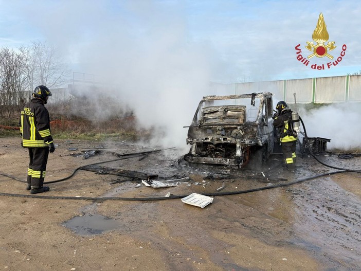 Pavia: camper in fiamme in strada Campeggi, i Vigili del fuoco domano l'incendio in poco tempo