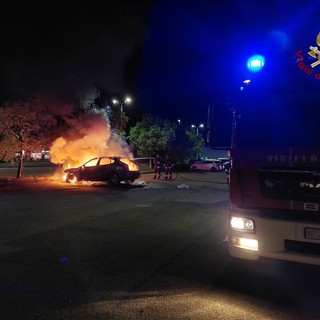 Pavia: incendio divora un'auto, i Vigili del fuoco domano le fiamme e bonificano l'area