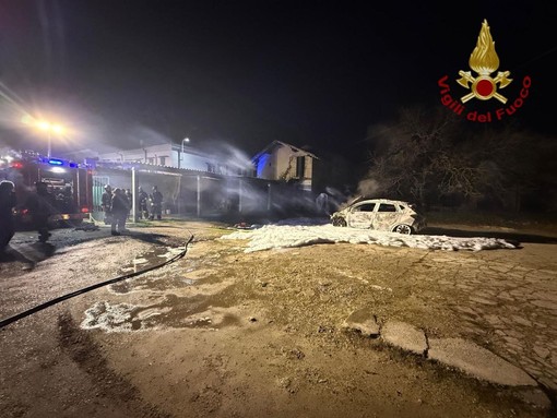 Sannazzaro: incendio coinvolge due auto, sul posto i Vigili del fuoco Sannazzaro: incendio coinvolge due auto, sul posto i Vigili del fuoco