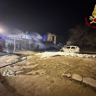 Sannazzaro: incendio coinvolge due auto, sul posto i Vigili del fuoco