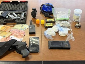 Pavia, la Polizia di Stato arresta un 58enne per detenzione ai fini di spaccio di sostanza stupefacente. In casa anche repliche di armi Pavia, la Polizia di Stato arresta un 58enne per detenzione ai fini di spaccio di sostanza stupefacente. In casa anche repliche di armi