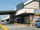 Muore risucchiato dal motore di un aereo in partenza all'aeroporto di Orio, voli dirottati su Malpensa Muore risucchiato dal motore di un aereo in partenza all'aeroporto di Orio, voli dirottati su Malpensa