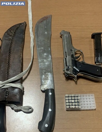 Vigevano: aggredisce la moglie poi si barrica in camera armato di machete e pistola, arrestato un 61enne