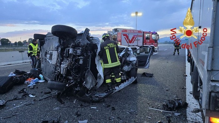 FOTO. Pauroso incidente sull'autostrada A9: incastrati nelle lamiere una donna incinta e il figlio di un anno