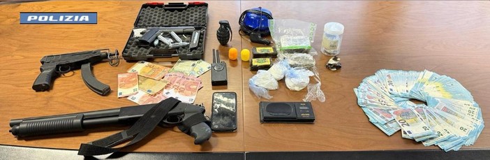 Pavia, la Polizia di Stato arresta un 58enne per detenzione ai fini di spaccio di sostanza stupefacente. In casa anche repliche di armi Pavia, la Polizia di Stato arresta un 58enne per detenzione ai fini di spaccio di sostanza stupefacente. In casa anche repliche di armi