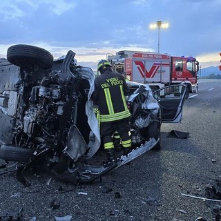 FOTO. Pauroso incidente sull'autostrada A9: incastrati nelle lamiere una donna incinta e il figlio di un anno