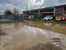 Boffalora sopra Ticino, viale dell’Industria allagato da settimane, imprenditori infuriati: “I lavori di rifacimento della strada sono fermi”