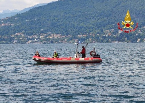 VIDEO E FOTO. Recuperato dai sommozzatori il cadavere rinvenuto nel pomeriggio sul fondo del lago Maggiore a Castelveccana