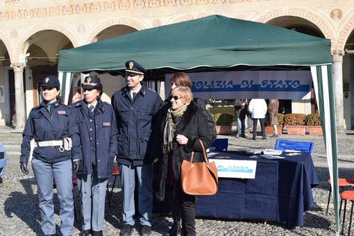 Vigevano: Camper della polizia di Stato a San Valentino