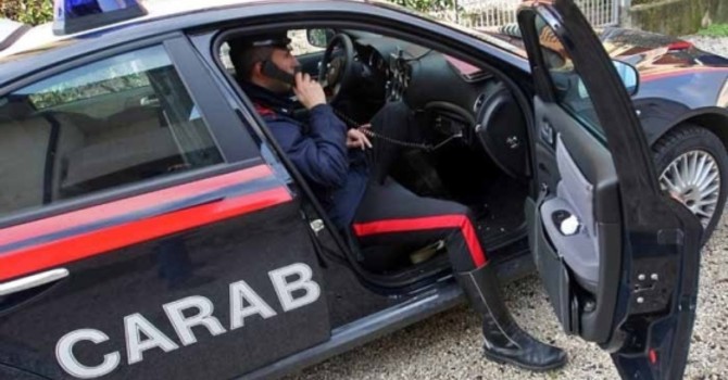 Mede: minaccia la fidanzata con un coltello, 20enne denunciato