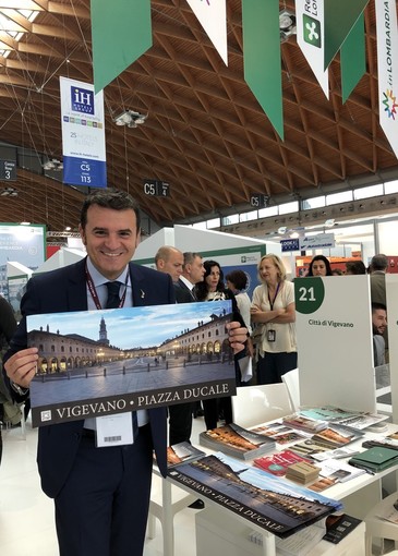 Il Ministro Centinaio in visita allo stand del Comune di Vigevano alla fiera del turismo di Rimini