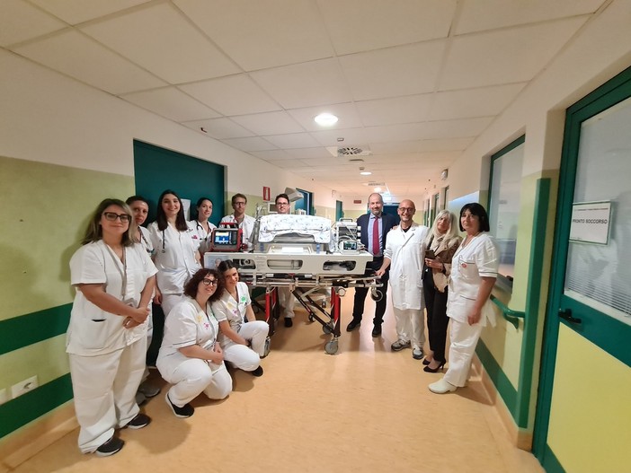 Alla neonatologia e terapia intensiva neonatale del San Matteo di Pavia donata una culla per il trasporto certificata per l’elisoccorso