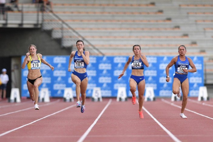 Chiara Melon la terza da sinistra mentre vince la finale dei 100metri