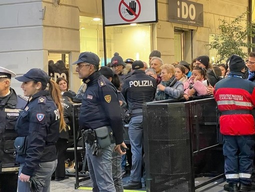 Sanremo: troppe persone all'interno della zona rossa in centro, chiusi i varchi e attimi di tensione
