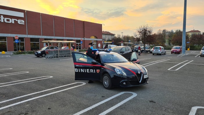 Voghera: tenta di rubare auricolari wireless all'Esselunga, denunciato un 28enne
