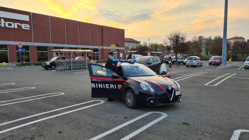 Voghera: tenta di rubare auricolari wireless all'Esselunga, denunciato un 28enne