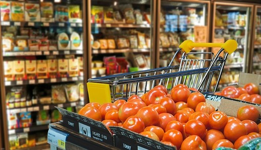 Inflazione, il caro prezzi taglia del 4,7% il carrello della spesa: acquisti di frutta e verdura giù del 9%