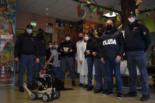 FOTO. Il cuore grande di polizia, artificieri e cinofili di Malpensa: portano doni e sorrisi ai piccoli ricoverati