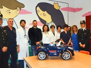 Vigevano, donata una macchinina elettrica dei carabinieri al reparto di pediatria dell'ospedale civile