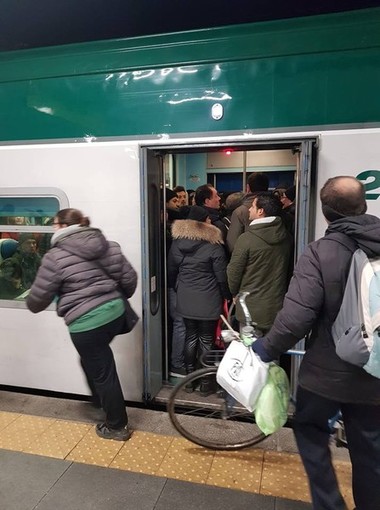 Pavia: si rompe il treno appena riattivato, centinaia di pendolari appiedati sulla Mortara–Milano
