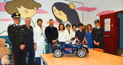 Vigevano, donata una macchinina elettrica dei carabinieri al reparto di pediatria dell'ospedale civile
