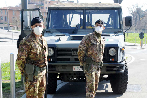 Magenta: arriva l’esercito. Stamani il servizio fuori dalla Posta di via Pusterla