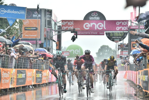 Viviani ha vinto la Franciacorta Stage del Giro d’Italia, Yates ancora in Maglia Rosa