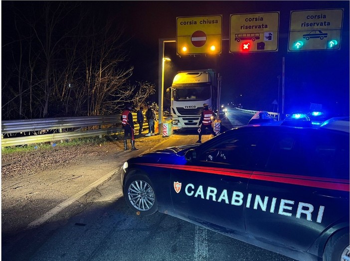Viola i divieti di transito sul ponte della Becca e rimane incastrato con il camion. Sanzionato un autotrasportatore