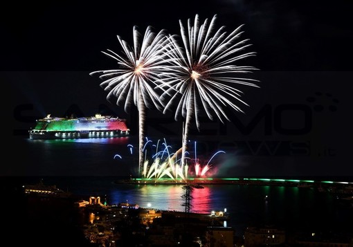 Festival di Sanremo: lo spettacolo dei fuochi piro-musicali incanta residenti e turisti, la Smeralda con il tricolore