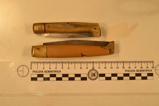 Pavia: minaccia i passanti con due coltelli a serramanico, in manette un 39enne Pavia: minaccia i passanti con due coltelli a serramanico, in manette un 39enne