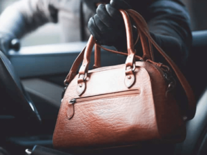 Boffalora sopra Ticino: rubano la borsa dall’auto, indagini in corso Boffalora sopra Ticino: rubano la borsa dall’auto, indagini in corso