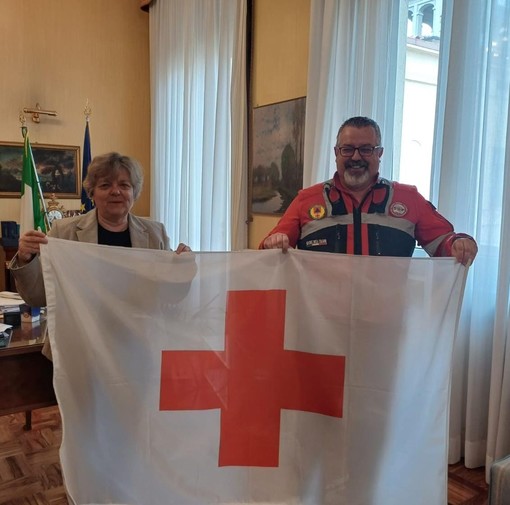 Il prefetto Francesca De Carlini riceve in prefettura la bandiera storica della Croce Rossa Italiana