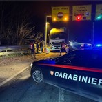 Viola i divieti di transito sul ponte della Becca e rimane incastrato con il camion. Sanzionato un autotrasportatore