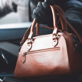 Boffalora sopra Ticino: rubano la borsa dall’auto, indagini in corso Boffalora sopra Ticino: rubano la borsa dall’auto, indagini in corso