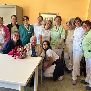 Vigevano, 103 anni di vita e passione ostetrica: la signora Ines Esterina Guerra torna nel reparto di ostetricia e ginecologia per spegnere le candeline