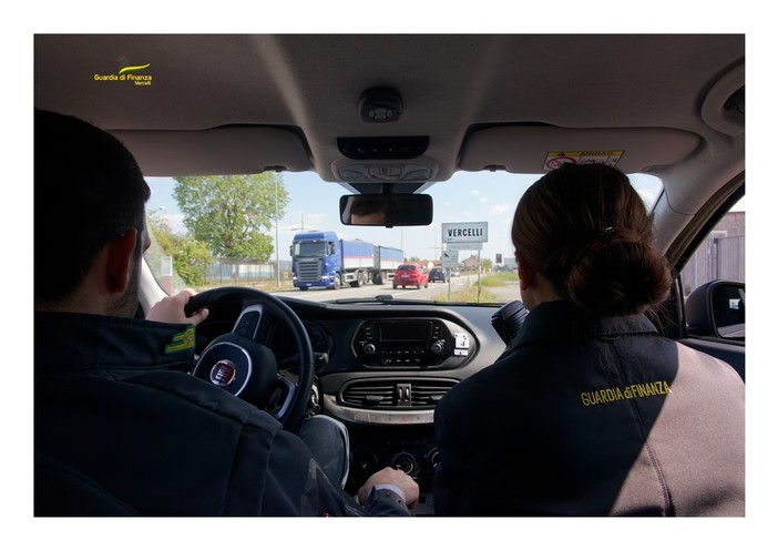 Vercelli, sequestrate bigiotteria "tarocca" e 303 confezioni di alimenti scaduti: pesanti multe in vista per i negozianti