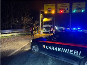 Viola i divieti di transito sul ponte della Becca e rimane incastrato con il camion. Sanzionato un autotrasportatore