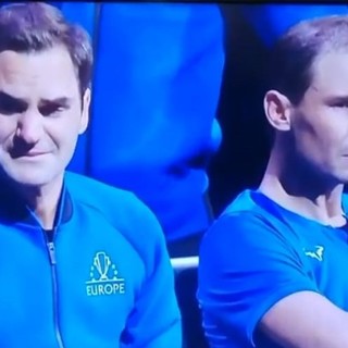 Le lacrime di Federer, di Nadal e dello sport per l'ultima partita del re del tennis